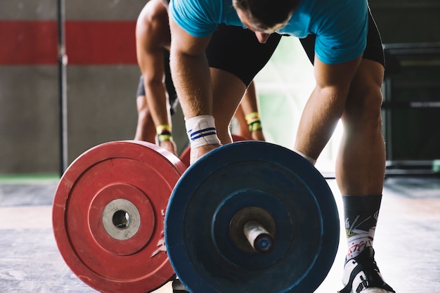 Conceito de musculação com homem e barbell