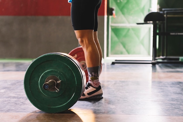 Conceito de musculação com vista lateral do homem e barbell