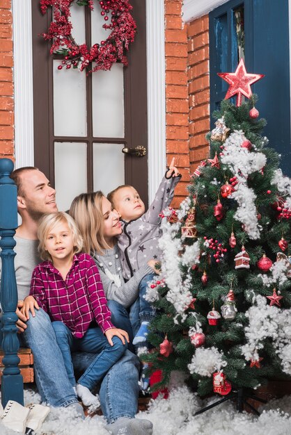 Conceito de Natal com a família em frente à árvore de Natal