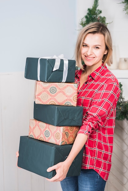 Foto grátis conceito de natal com a mãe carregando caixas de presente