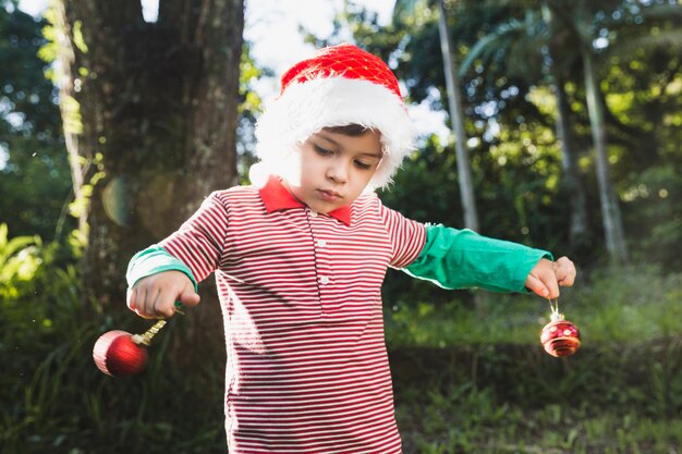 Foto grátis conceito de natal com criança brincando fora