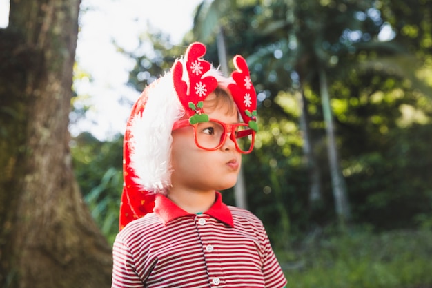 Conceito de Natal com criança de pé na natureza