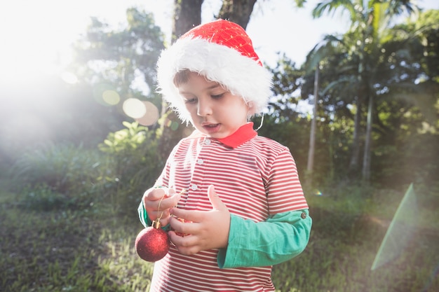 Foto grátis conceito de natal com criança na natureza