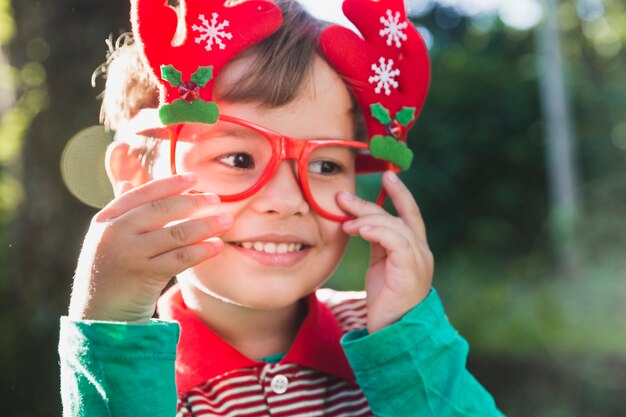 Conceito de Natal com criança usando óculos