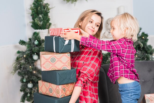 Conceito de Natal com mãe e filho