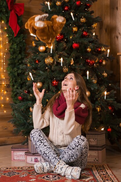 Conceito de Natal com mulher jogando ursinho de pelúcia