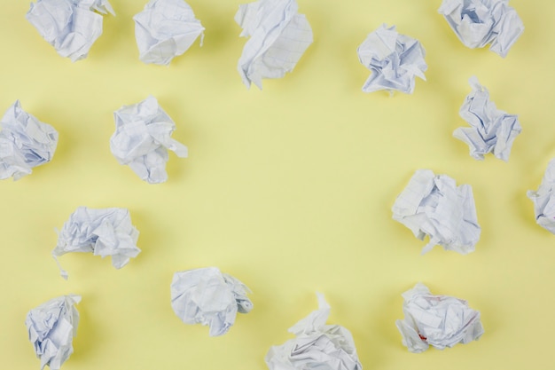 Foto grátis conceito de negócio com papel amassado