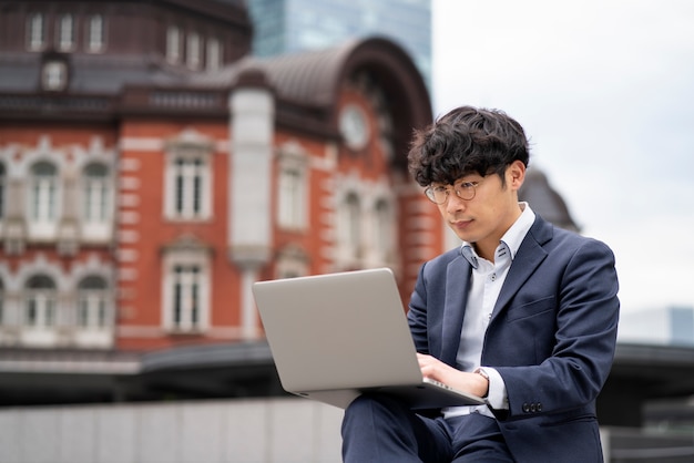 Foto grátis conceito de negócio japonês com empresário