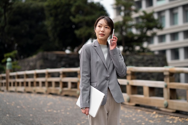 Foto grátis conceito de negócio japonês com empresário