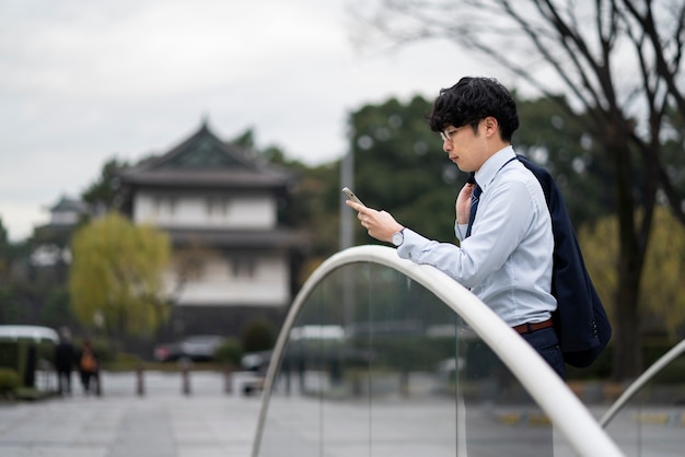 Foto grátis conceito de negócio japonês com empresário