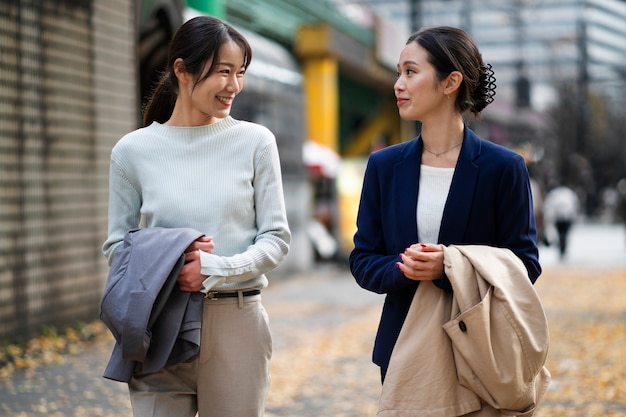 Conceito de negócios japonês com parceiros de negócios