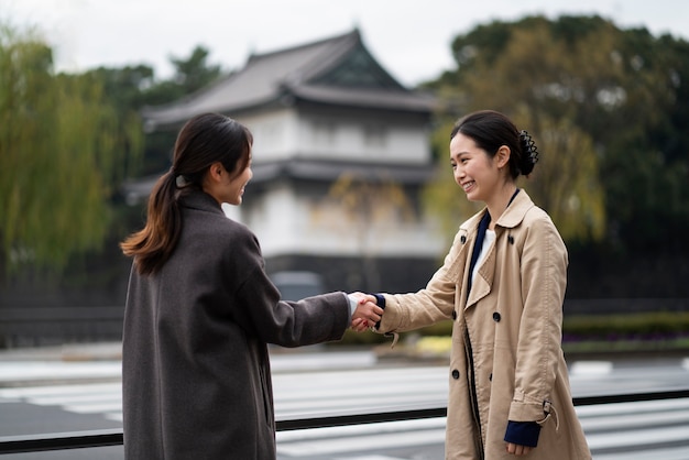 Conceito de negócios japonês com parceiros de negócios