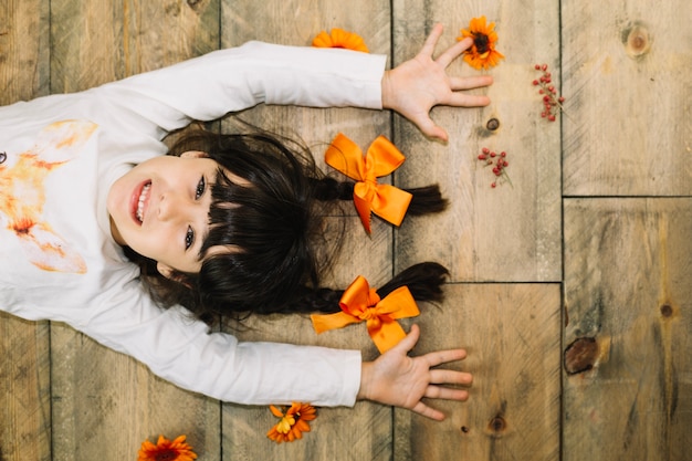 Conceito de outono com menina sorridente no chão