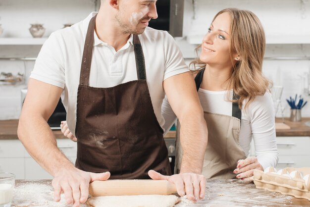 Conceito de padaria com casal em casa