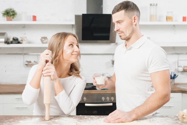 Conceito de padaria com casal em casa