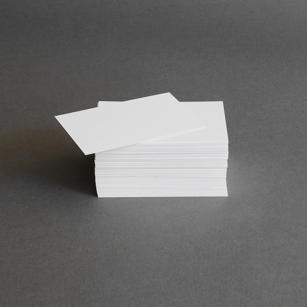 Foto grátis conceito de papelaria com pilha de cartão de visita
