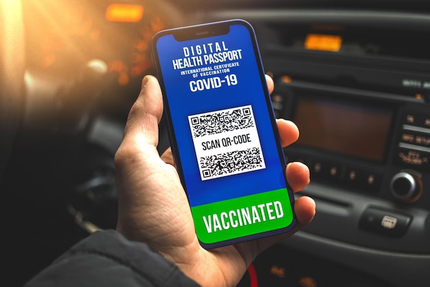 Conceito de passaporte de saúde, homem segura smartphone com aplicativo digital, pessoa vacinada está pronta para viajar
