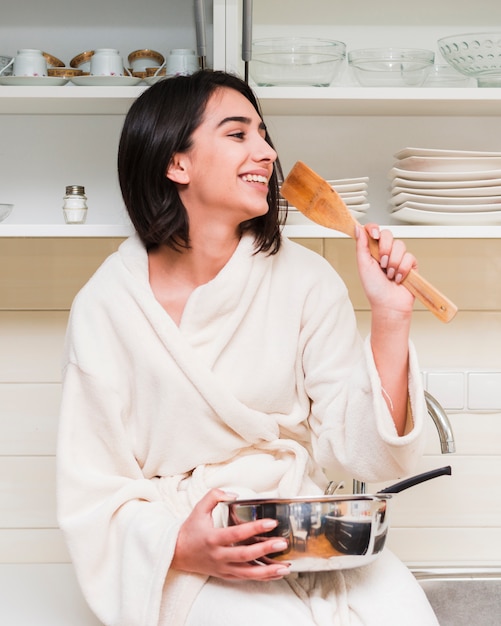 Foto grátis conceito de pequeno-almoço com mulher feliz