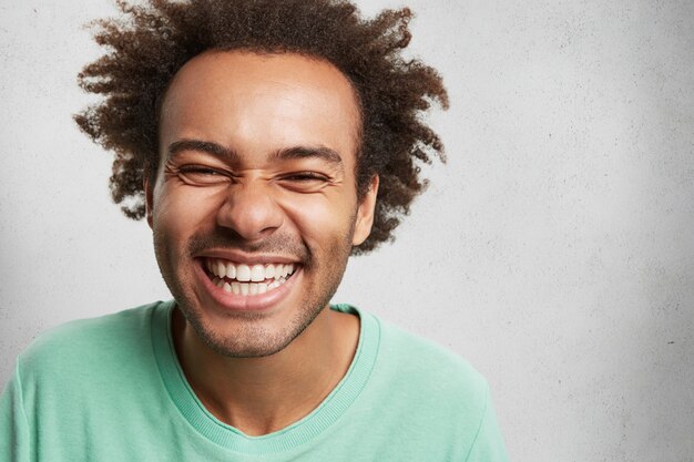 Conceito de pessoas, felicidade e emoções agradáveis. Jovem alegre e muito feliz com