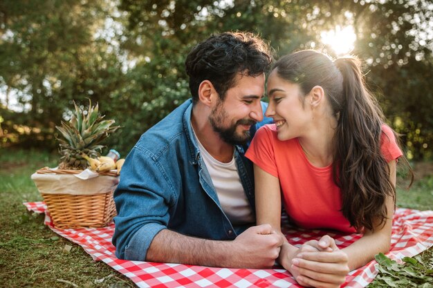 Conceito de piquenique e amor