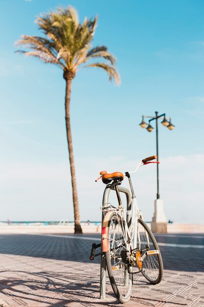 Conceito de praia com bicicleta