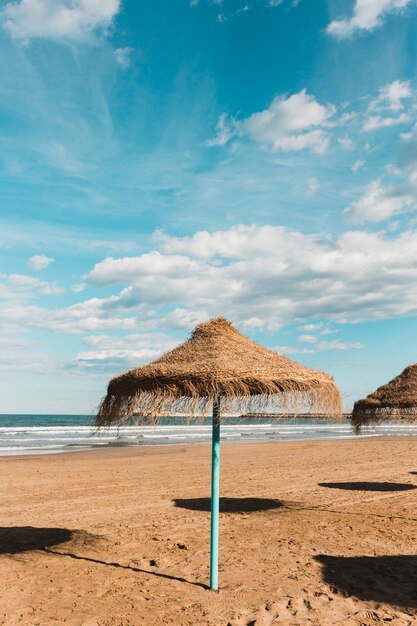 Conceito de praia com guarda-sol