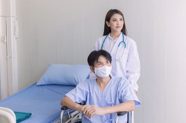 Conceito de proteção contra o coronavírus mulher médica asiática falando com um paciente que usa máscara facial
