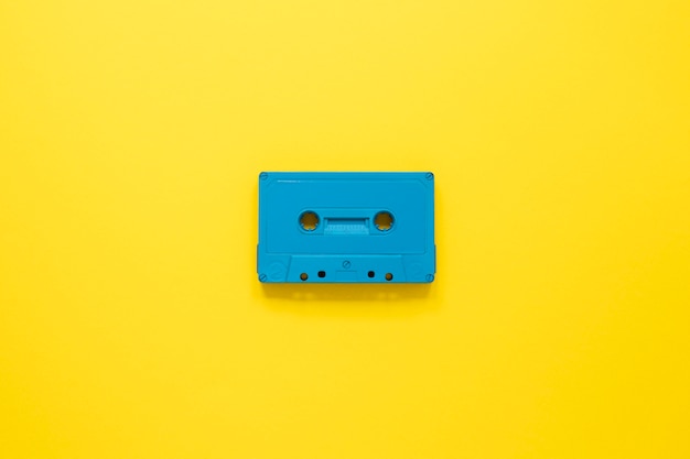 Conceito de rádio com cassete em fundo amarelo