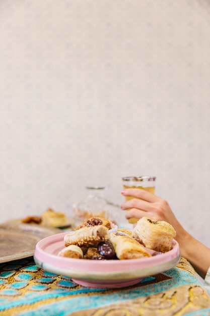 Foto grátis conceito de ramadã com comida e