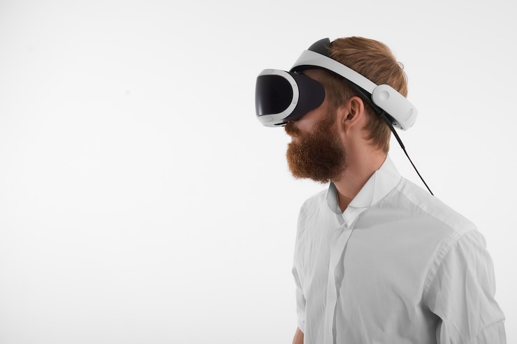 Foto grátis conceito de realidade visual e inteligência artificial. foto do perfil de um jovem ruivo barbudo usando um fone de ouvido vr