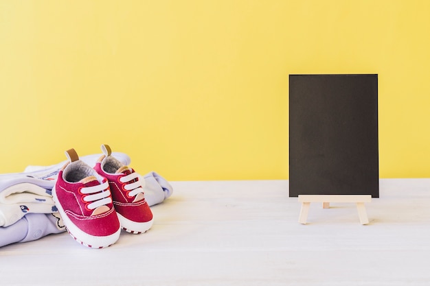 Foto grátis conceito de recém-nascido com placa e sapatos