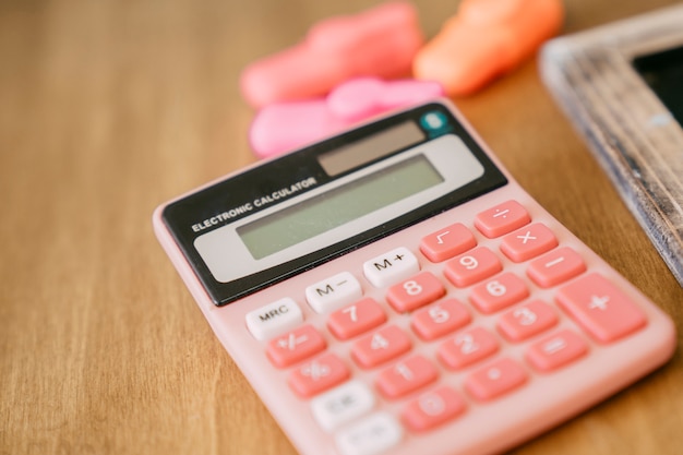 Conceito de regresso à escola com uma visão aproximada da calculadora