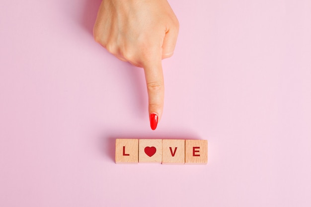 Conceito de relacionamento plano leigos. dedo mostrando cubos de madeira letra.