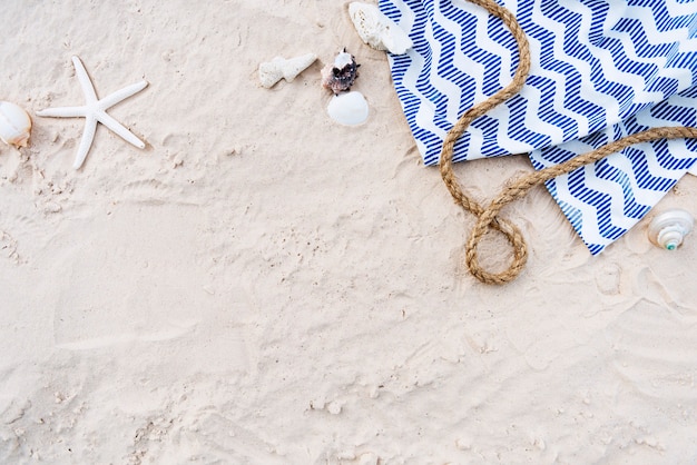 Conceito de relaxamento na areia das férias de verão na praia