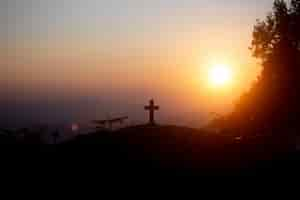 Foto grátis conceito de ressurreição: crucificação de jesus cristo cruz ao pôr do sol