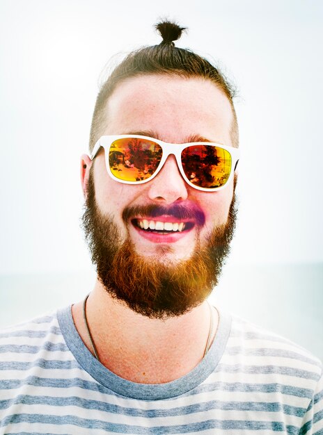 Conceito de retrato de estilo de vida de férias de praia homem bonito