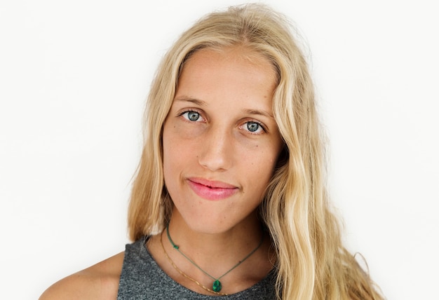 Foto grátis conceito de retrato de mulher alegre em estúdio