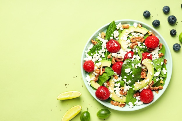 Conceito de salada de comida saborosa com espaço de morango para texto