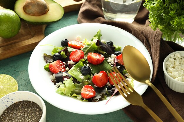 Conceito de salada de comida saborosa com morango close-up