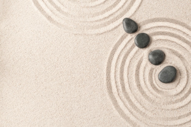 Conceito de saúde e bem-estar de pedras zen areia fundo