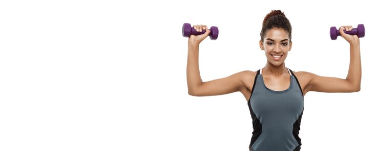 Foto grátis conceito de saúde e fitness bela mulher africana americana em roupas de fitness treino com halteres