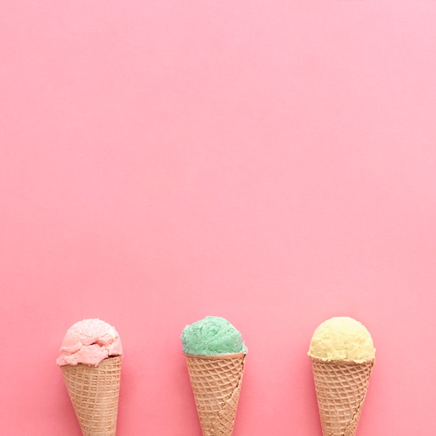 Foto grátis conceito de sorvete com copyspace no topo