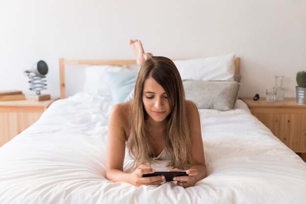Conceito de streaming com a mulher na cama