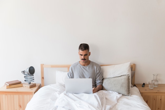 Foto grátis conceito de streaming com o homem na cama