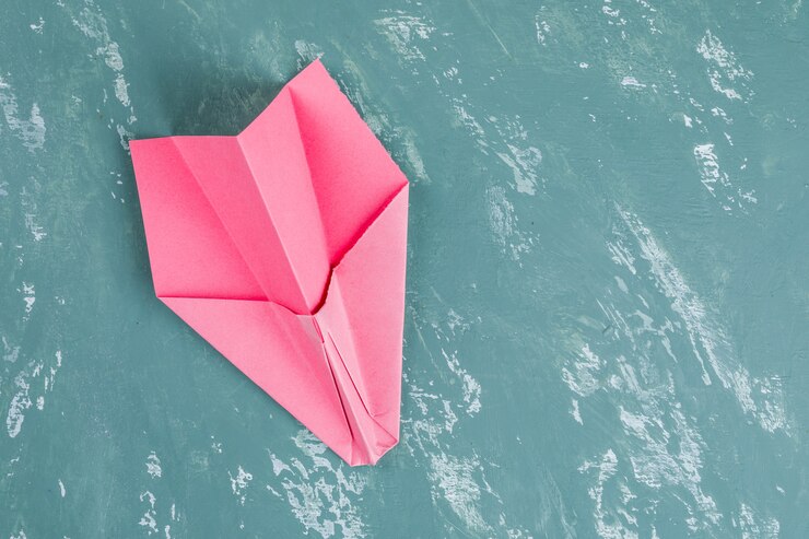 Foto grátis conceito de sucesso e liderança de negócios com foguete de papel.