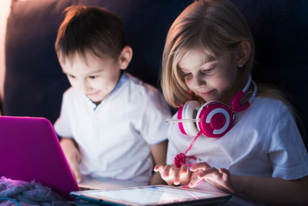Conceito de tecnologia com crianças usando laptop