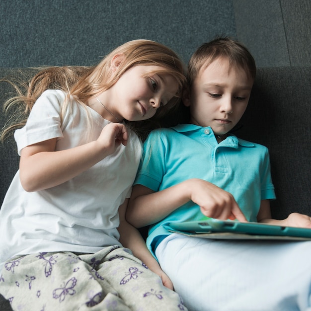 Foto grátis conceito de tecnologia com menino e menina