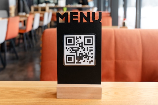 Conceito de tecnologia com menu qr no restaurante