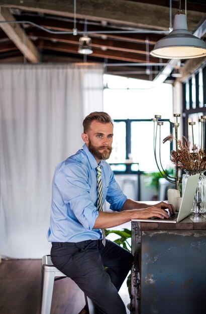 Conceito de trabalho de Laptop Planning Strategy do homem de negócios