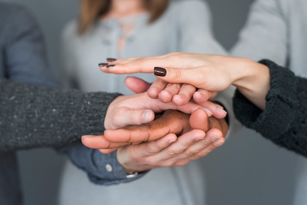 Conceito de trabalho em equipe com as mãos do grupo de pessoas